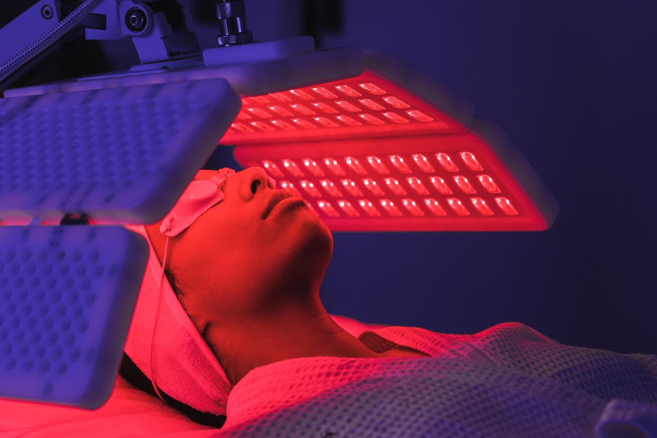 Woman receiving red light therapy treatment